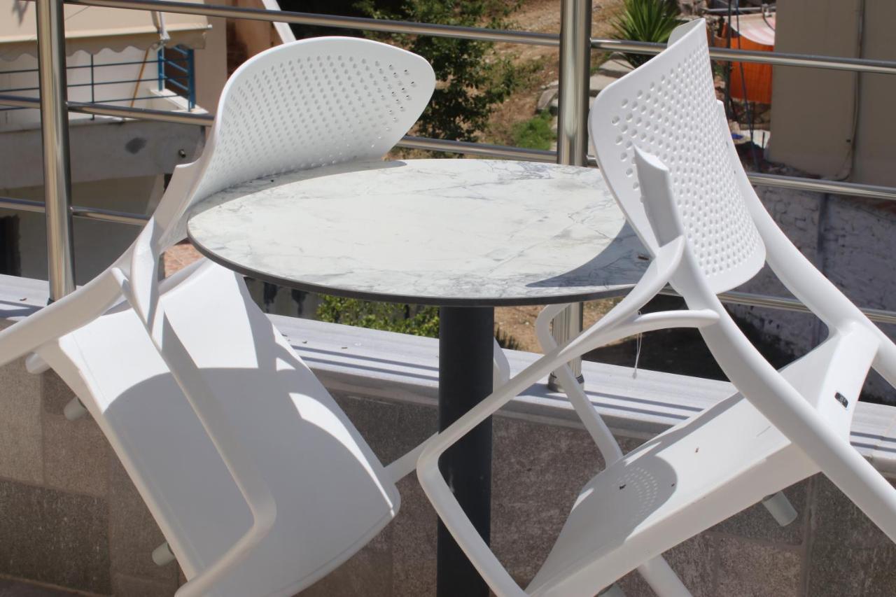 Vourtaréa Guesthouse Himare Esterno foto