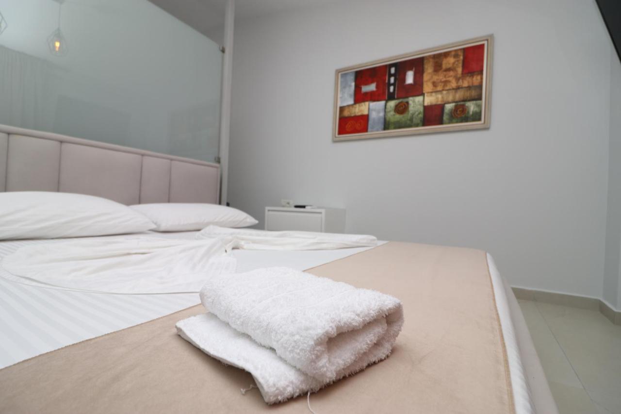 Vourtaréa Guesthouse Himare Esterno foto