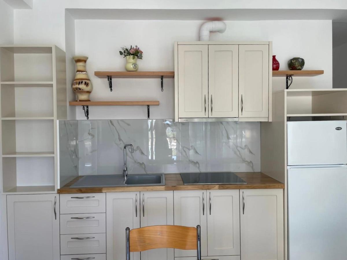 Vourtaréa Guesthouse Himare Esterno foto