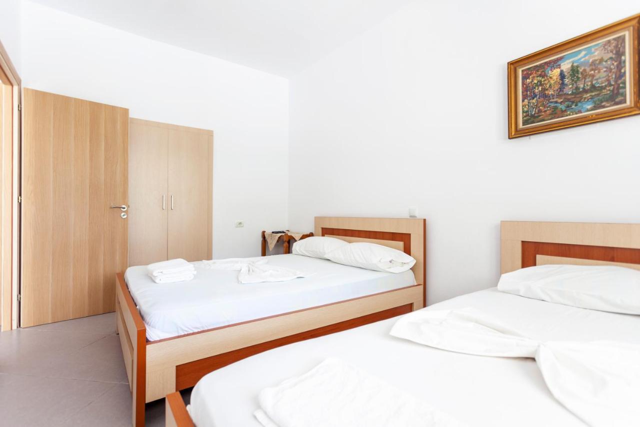 Vourtaréa Guesthouse Himare Esterno foto