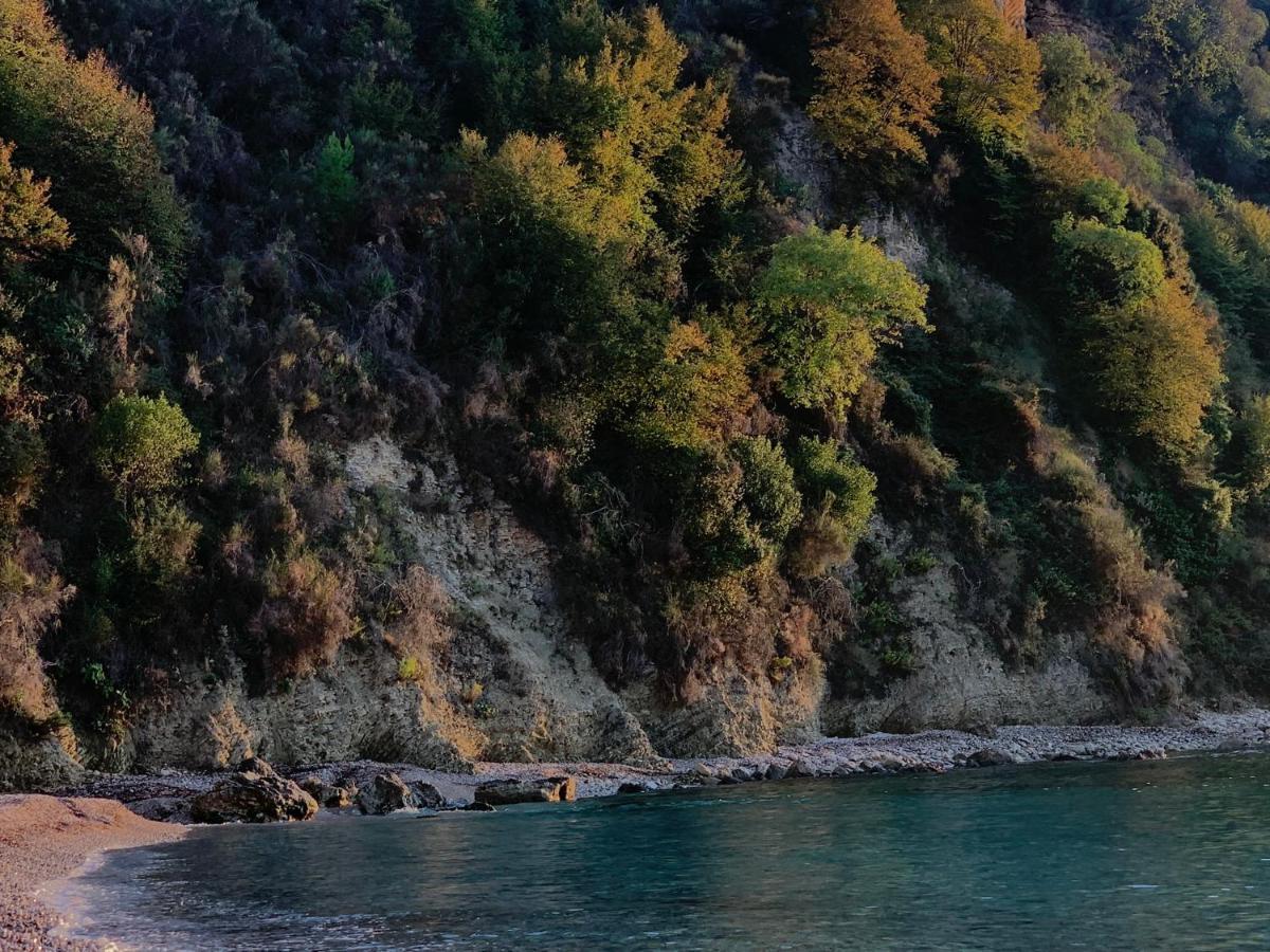 Vourtaréa Guesthouse Himare Esterno foto