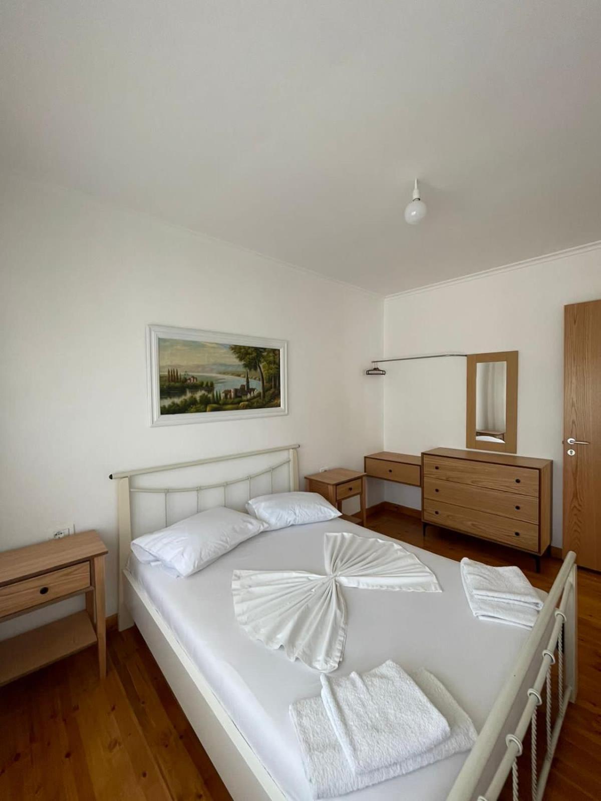 Vourtaréa Guesthouse Himare Esterno foto