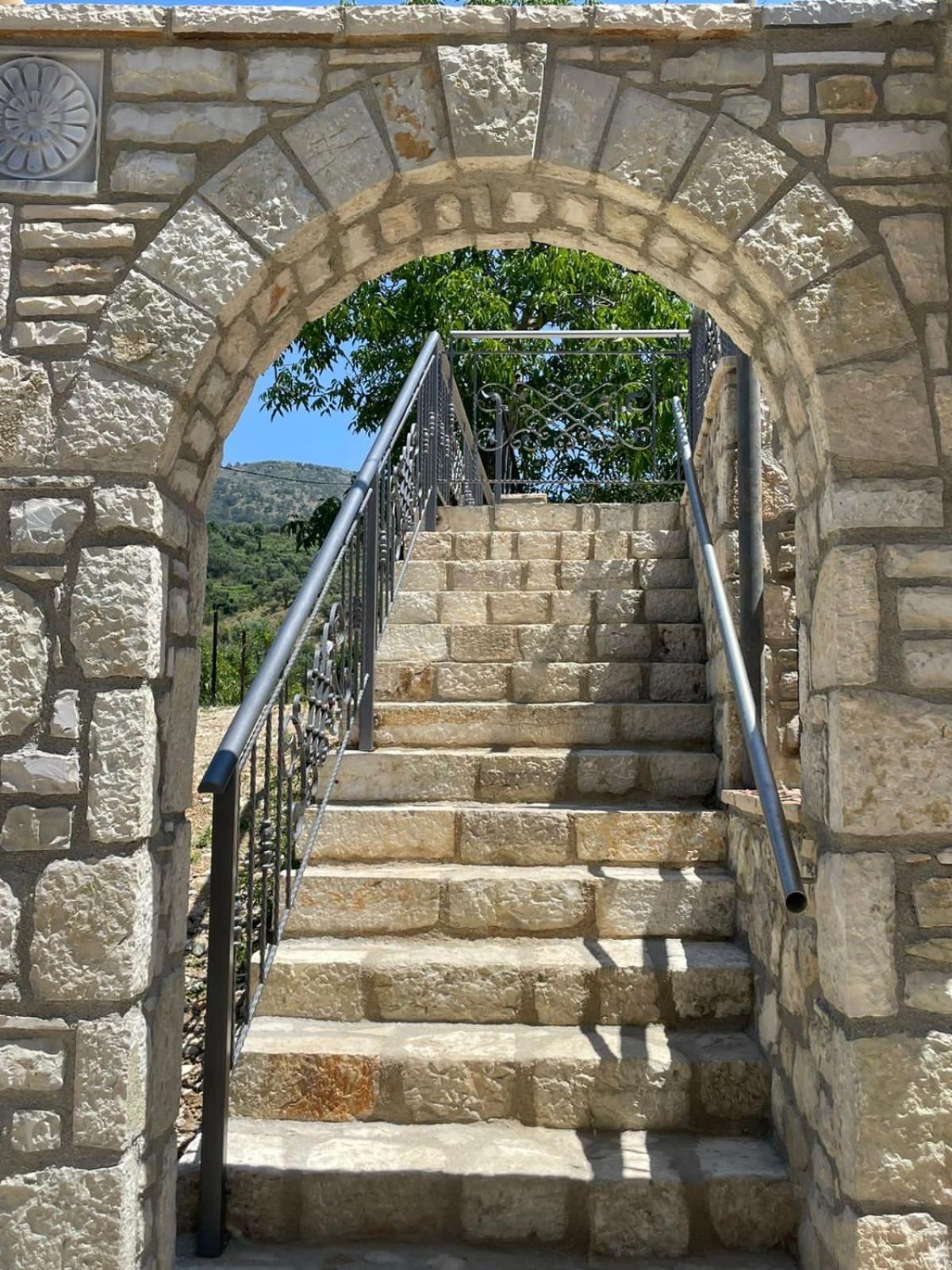 Vourtaréa Guesthouse Himare Esterno foto