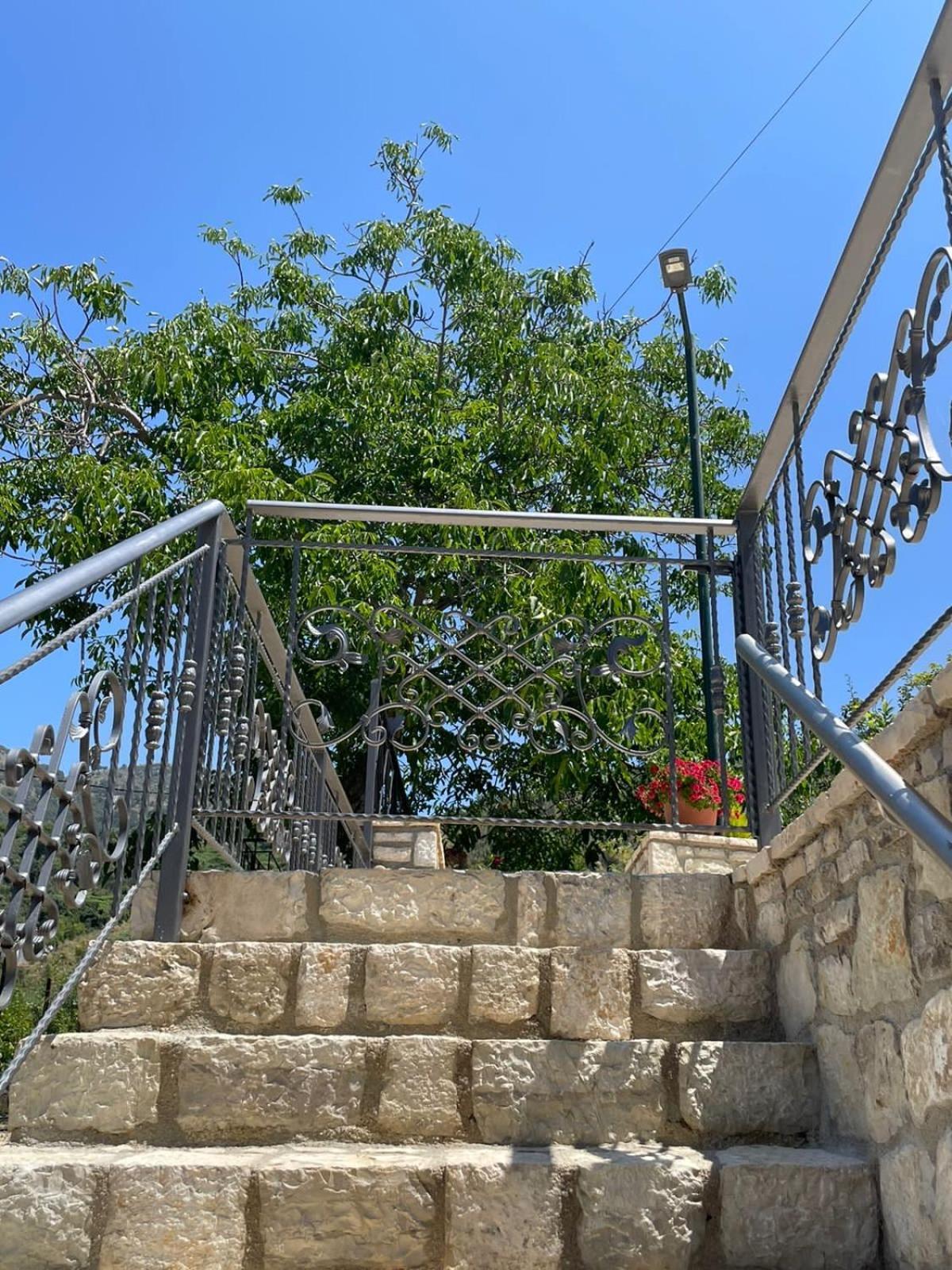 Vourtaréa Guesthouse Himare Esterno foto