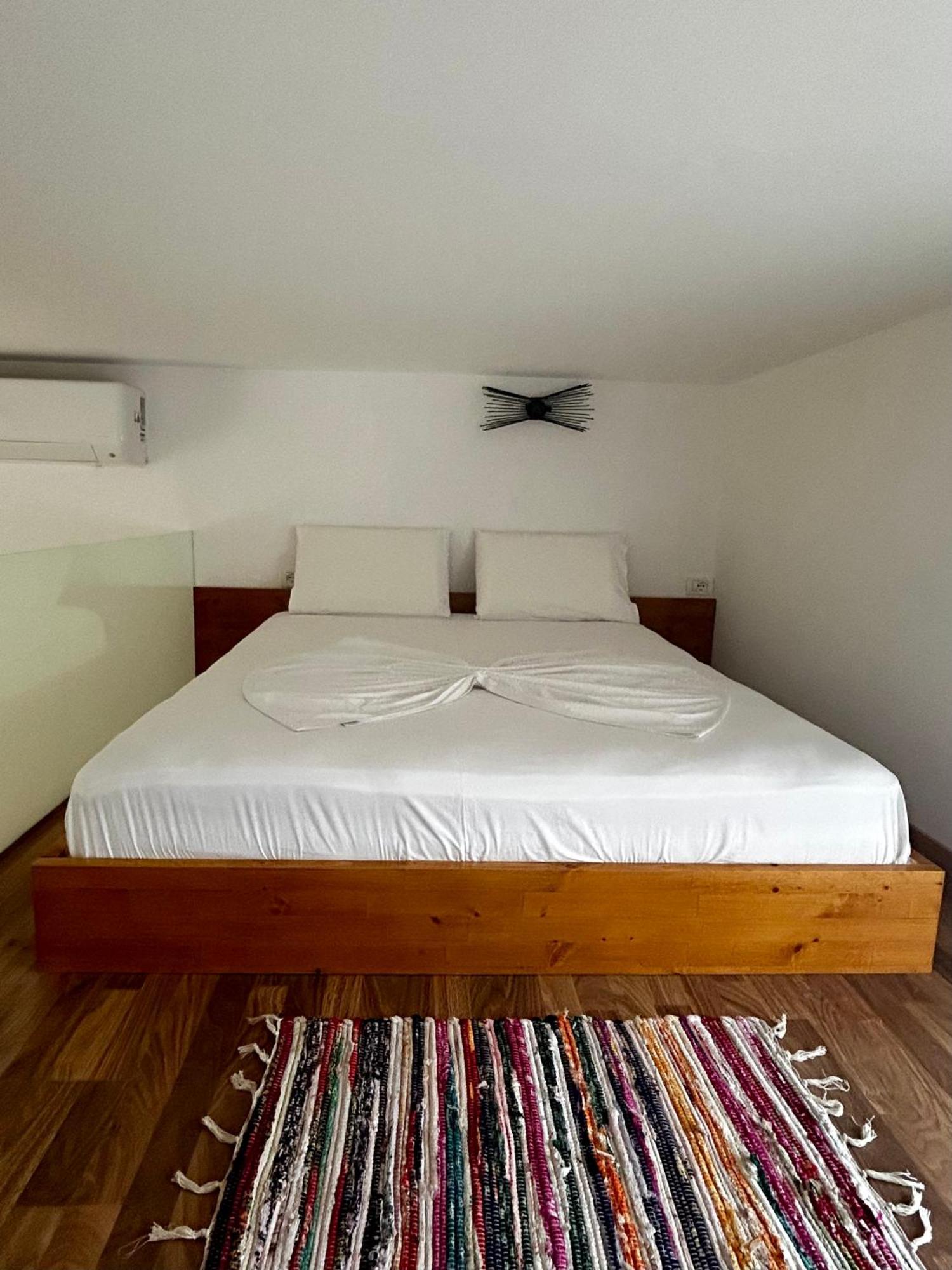 Vourtaréa Guesthouse Himare Esterno foto