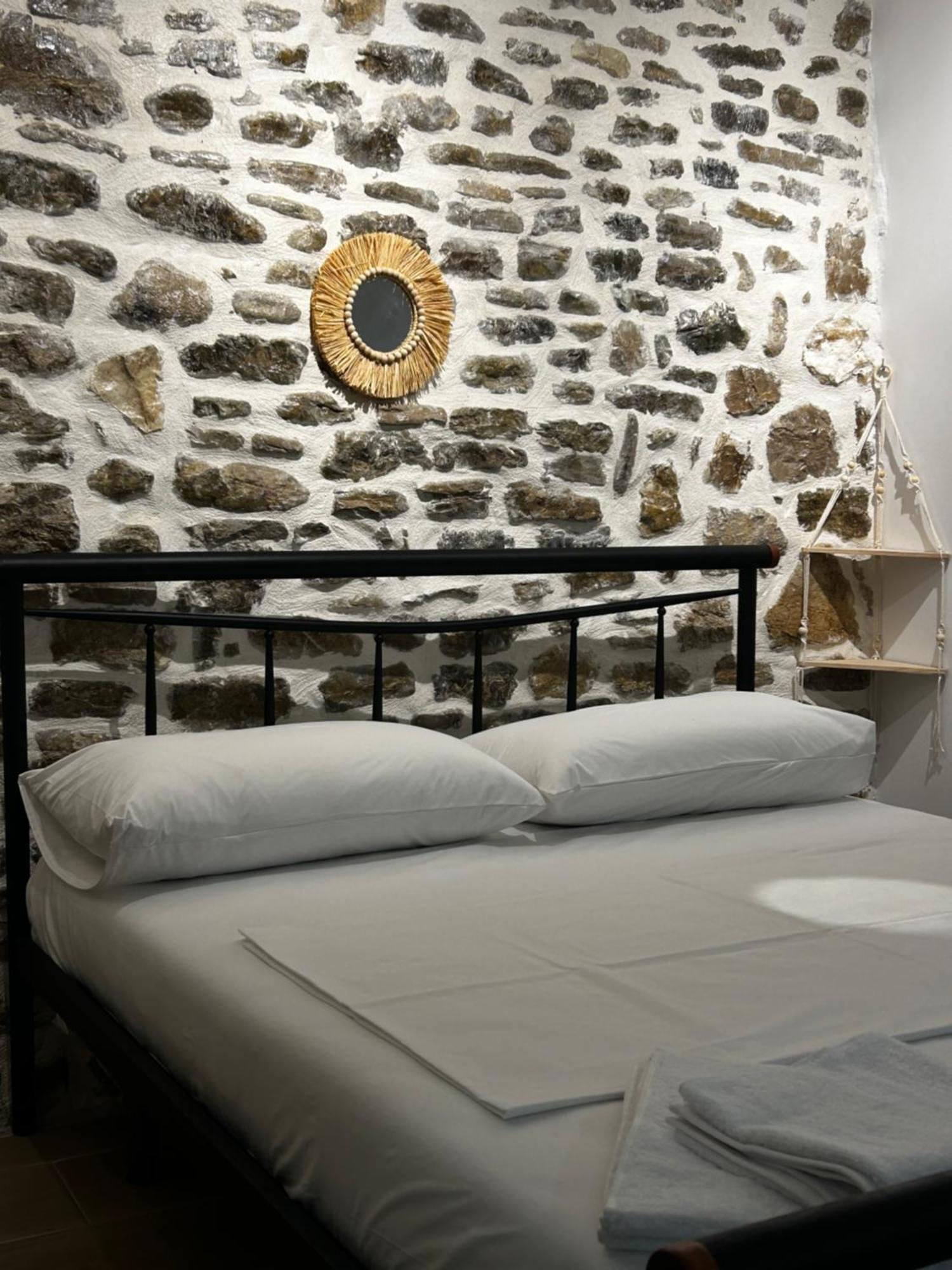 Vourtaréa Guesthouse Himare Esterno foto