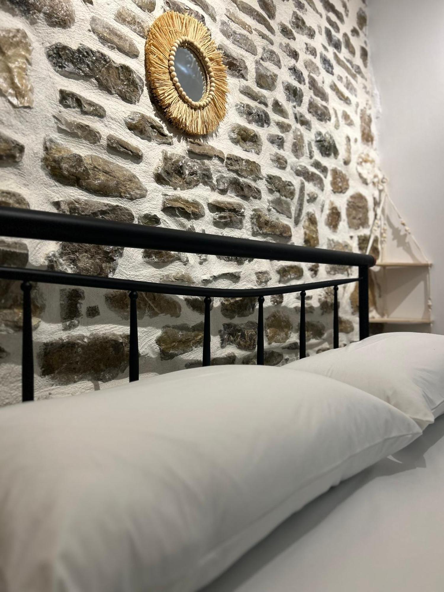 Vourtaréa Guesthouse Himare Esterno foto