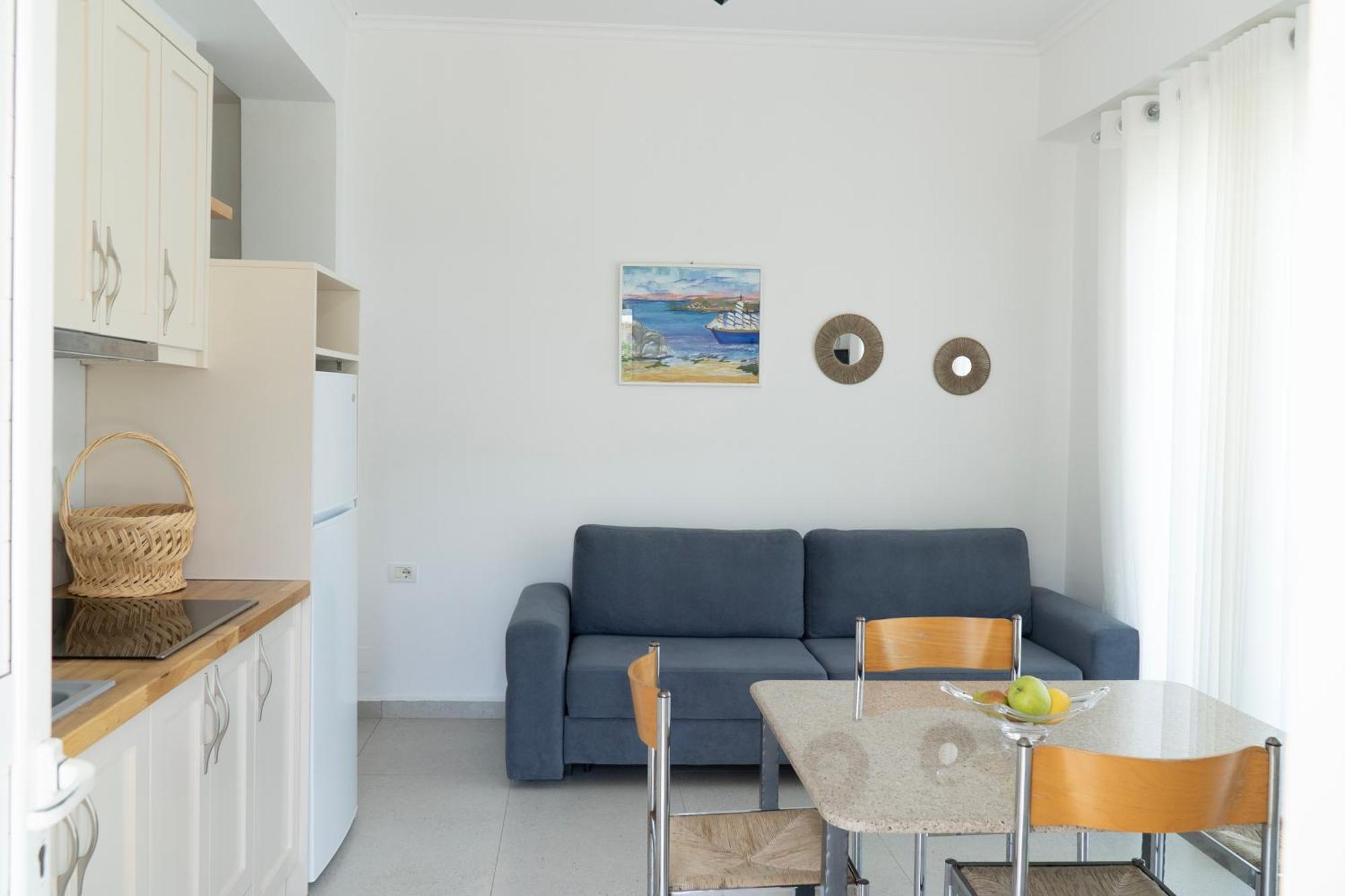 Vourtaréa Guesthouse Himare Esterno foto