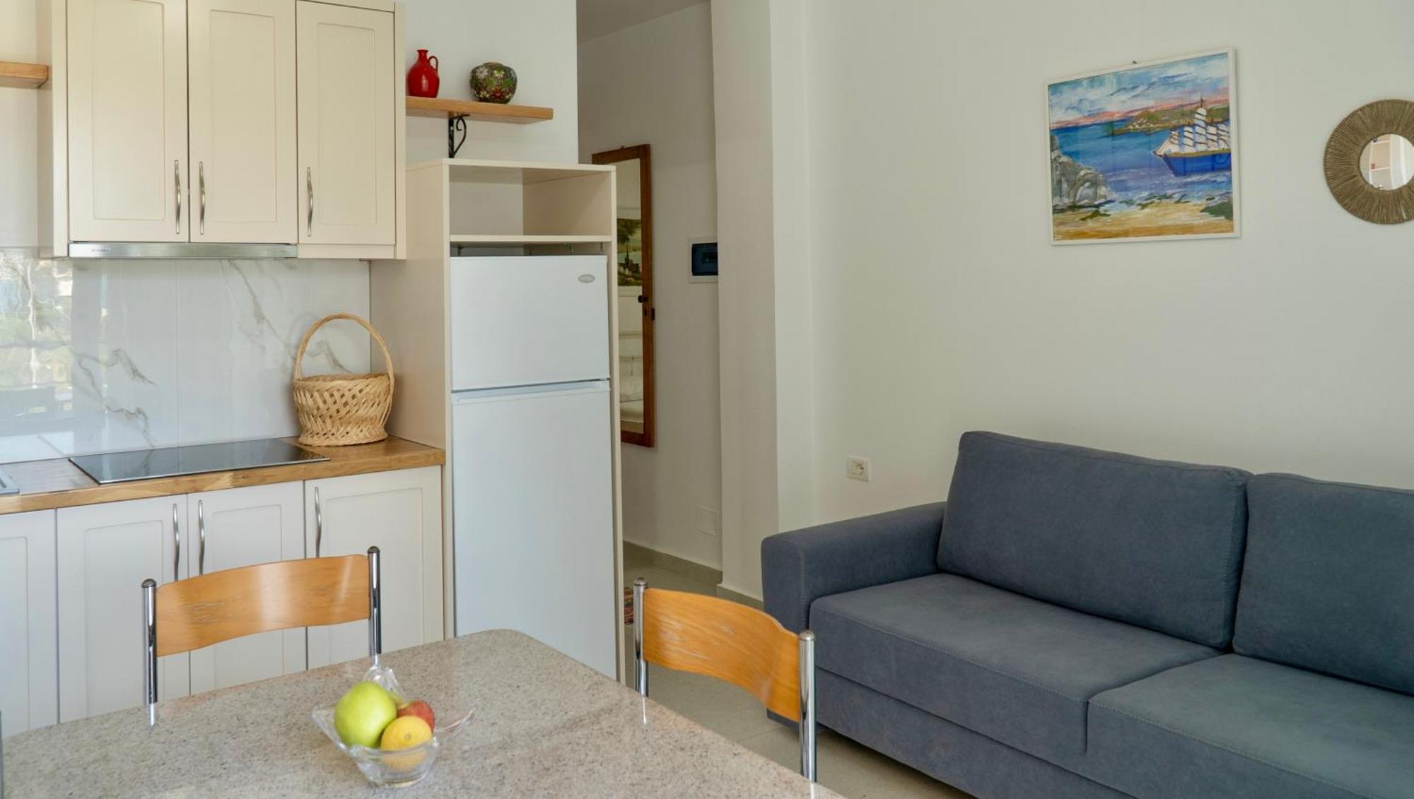 Vourtaréa Guesthouse Himare Esterno foto