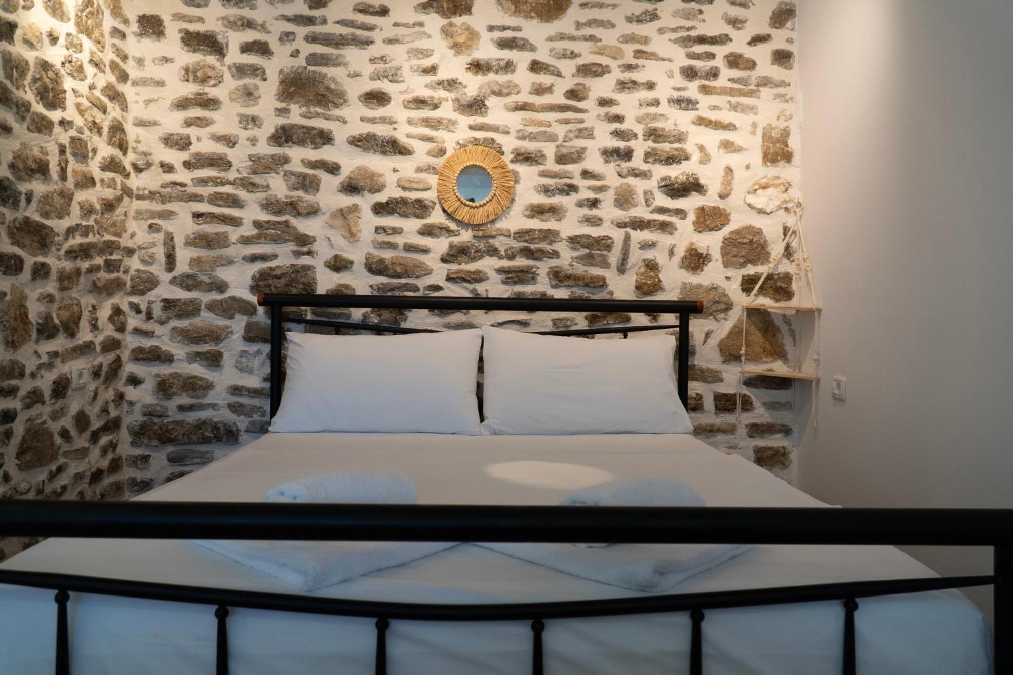 Vourtaréa Guesthouse Himare Esterno foto