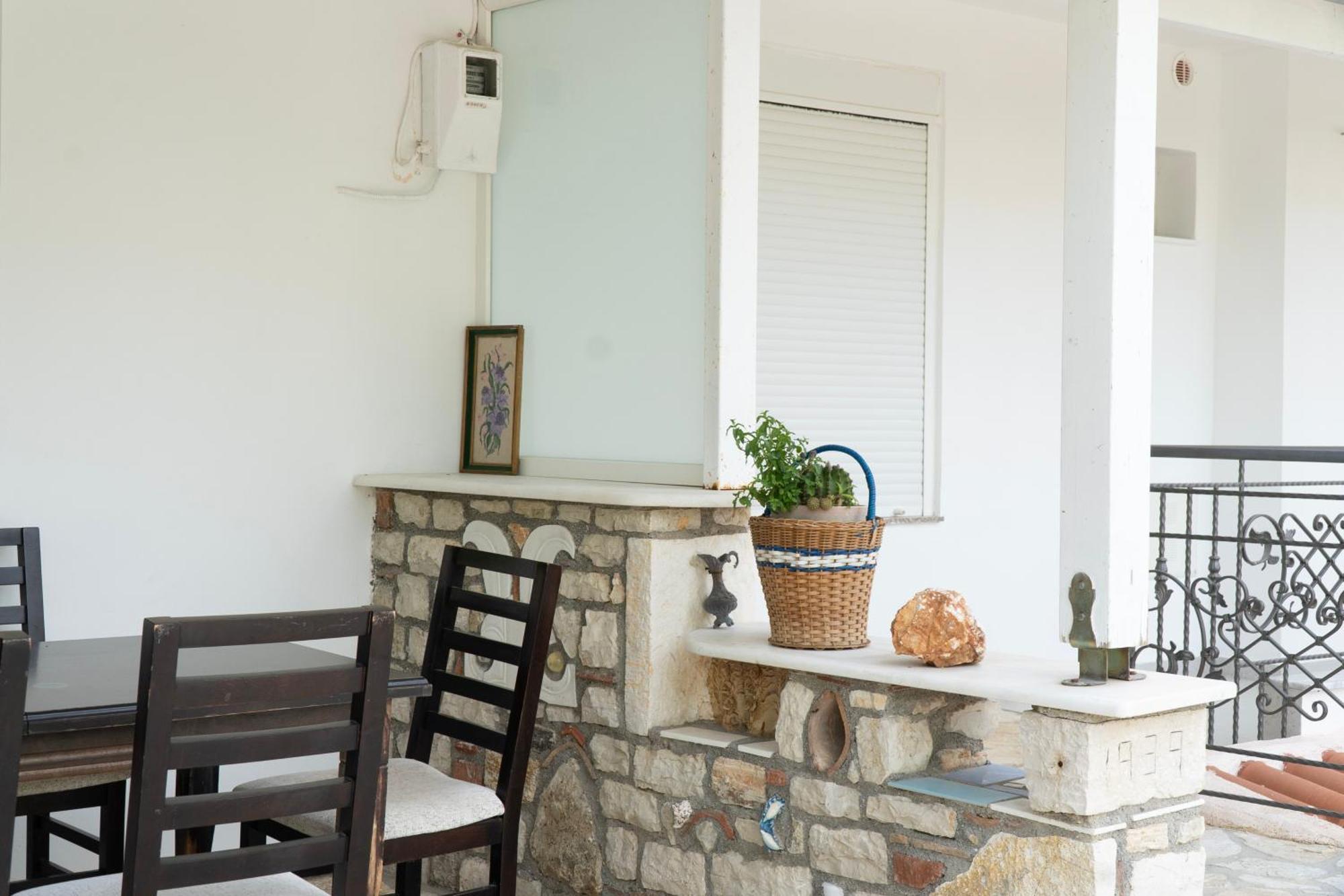 Vourtaréa Guesthouse Himare Esterno foto