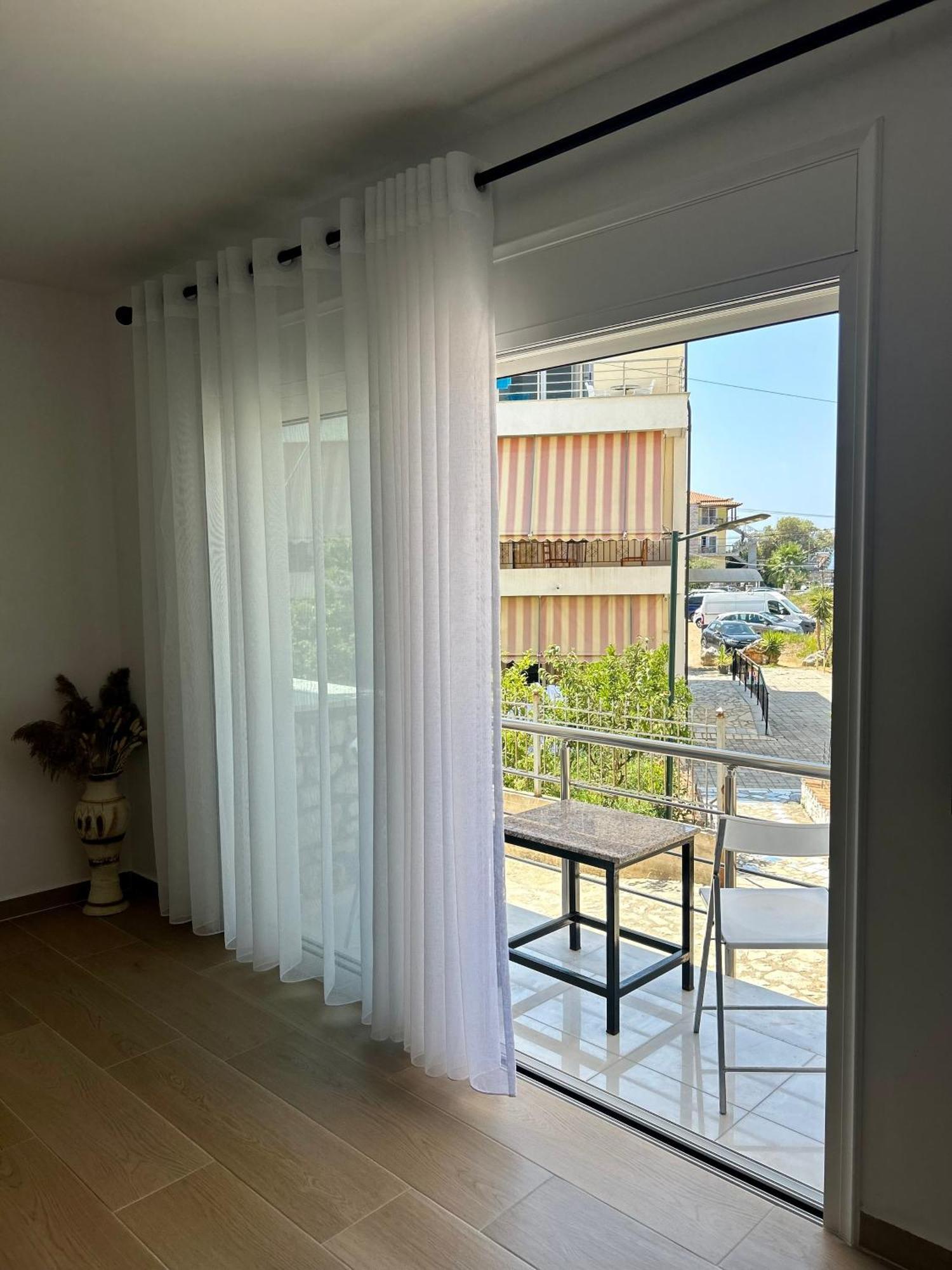 Vourtaréa Guesthouse Himare Esterno foto