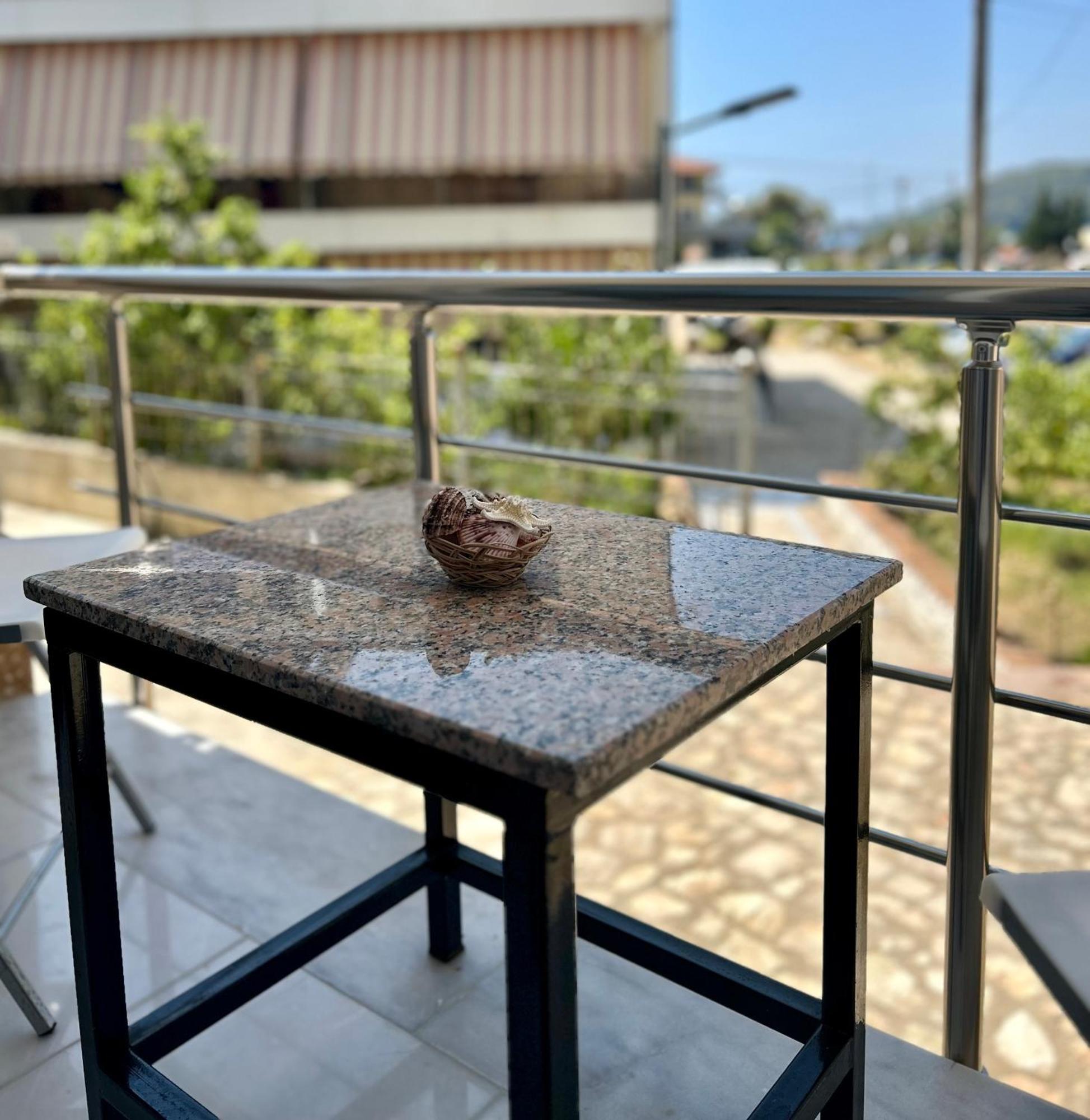 Vourtaréa Guesthouse Himare Esterno foto