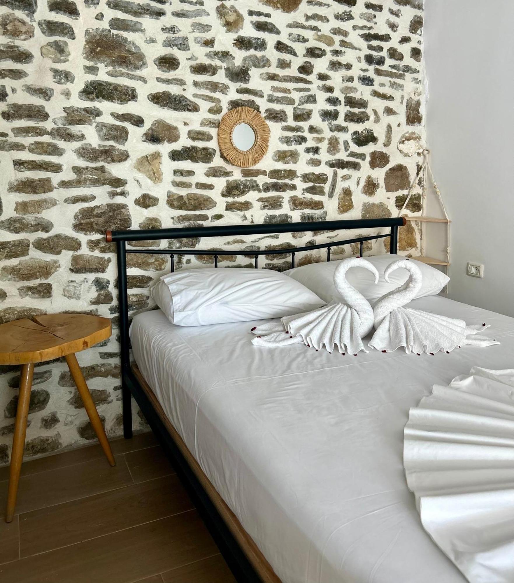 Vourtaréa Guesthouse Himare Esterno foto